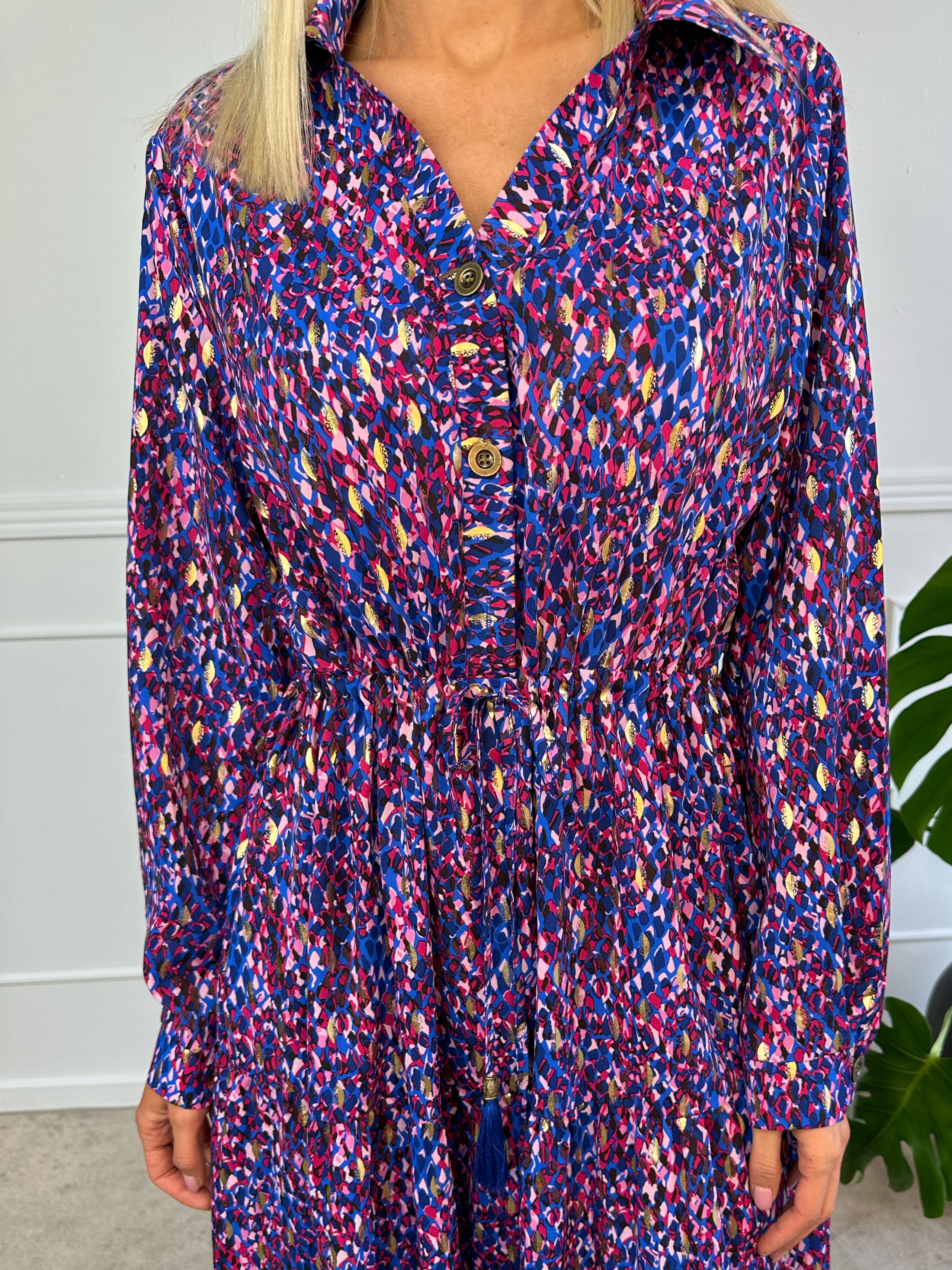 Jamilah - Lang kjole i lag på lag look med gulddetaljer